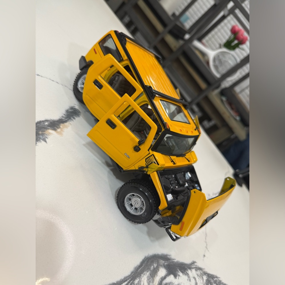 Maisto Hummer H2 SUV 1:18 Scale Diecast Yellow